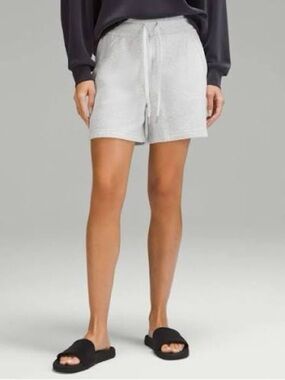 Lululemon Scuba High-Rise Short 5"
Heathered Core Ultra Light Grey Size 4